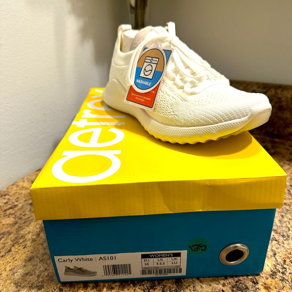Women’s White Sneakers NEW size 5 they fit 5-5.5